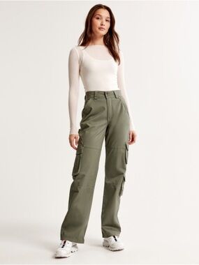 Abercrombie & Fitch Relaxed Cargo Pant Size in Army Green Size 24